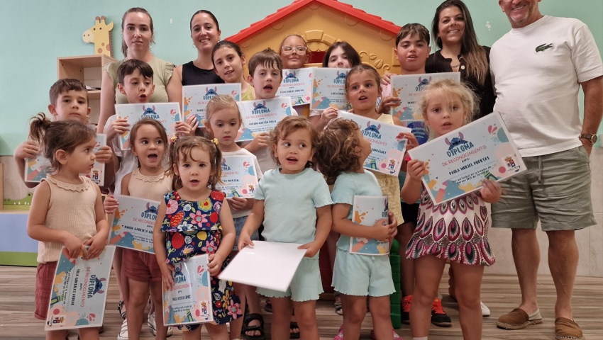 Esta mañana se ha hecho entrega de un bonito diploma a los niños y niñas que han participado en las Escuelas de Verano 2025.