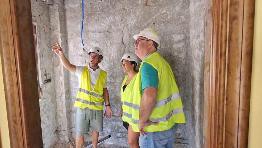 Continúan las obras que se están llevando a cabo en el Centro de Usos Múltiples para Mayores.