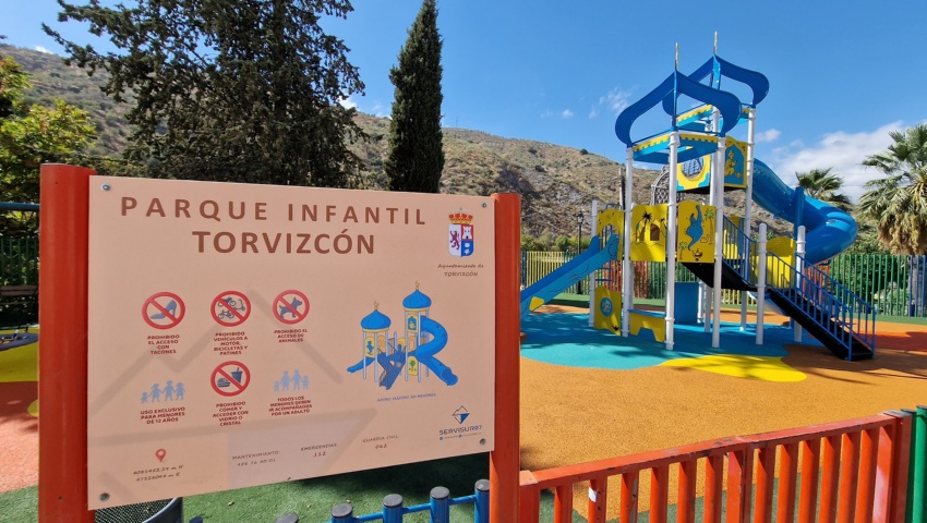 La Diputada de Reto Demográfico, Maria Vera, inaugura el nuevo parque infantil de Torvizcón.